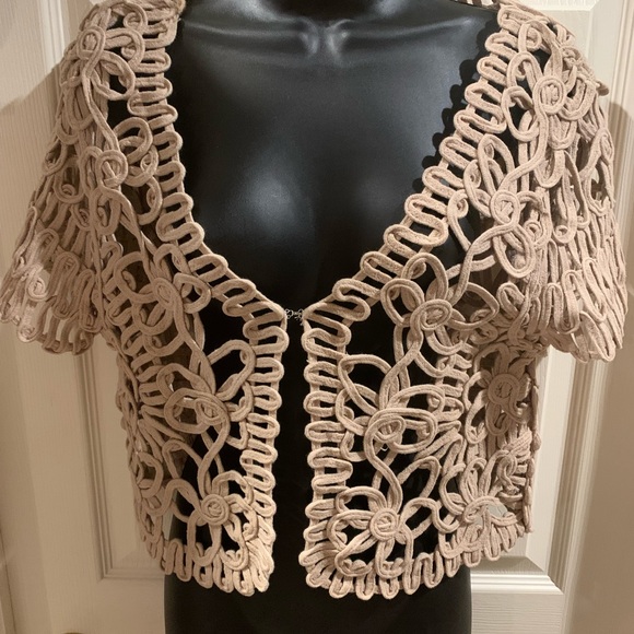 Sweet lace shrug - Picture 1 of 3